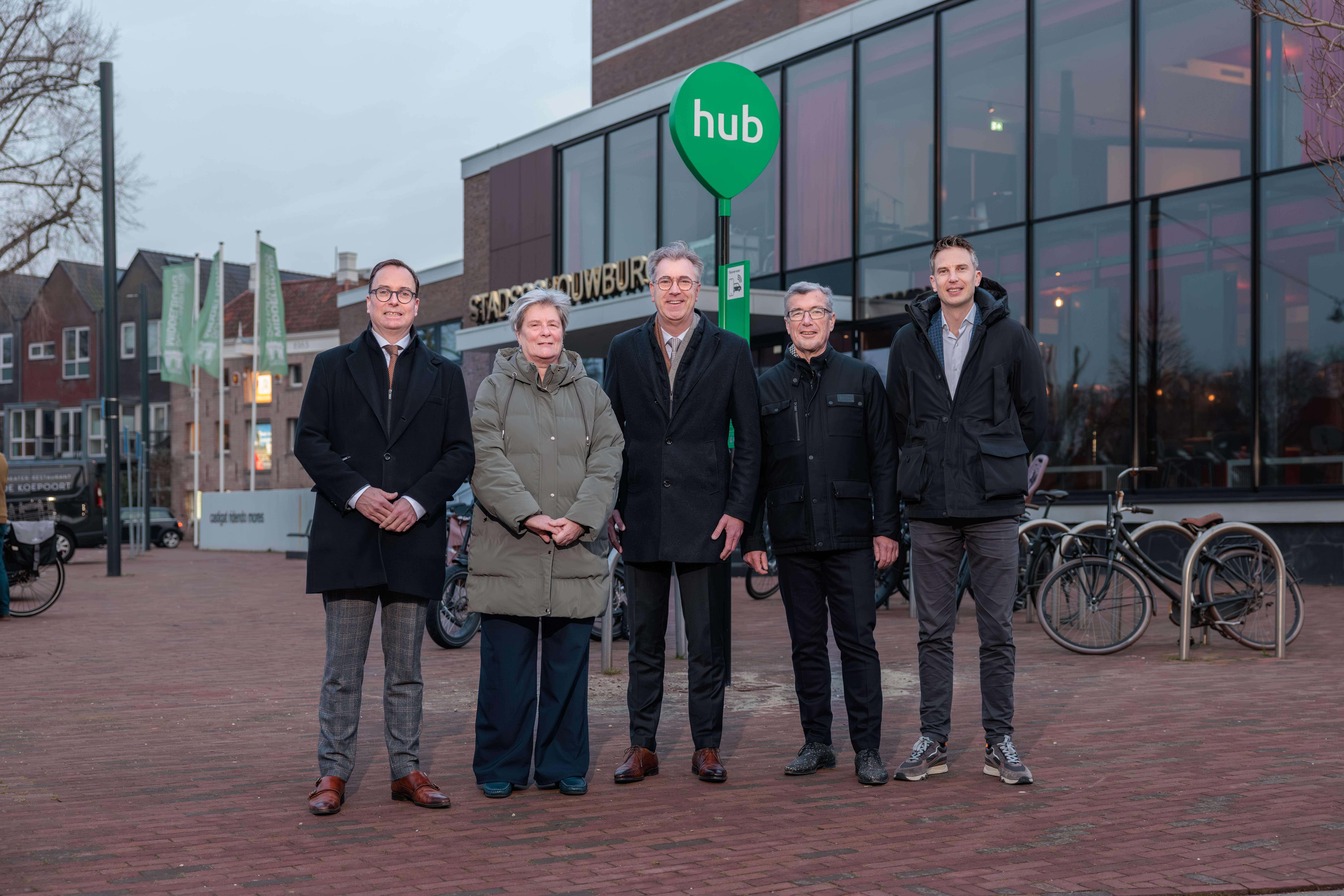 Gedeputeerde Van der Maas, directeur Ruben de Looff van de Mobiliteitscentrale en wethouders Boonman (gemeente Vlissingen), Doorn-Roosenburg (gemeente Middelburg) en De Jonge (gemeente Veere) bij een hub-bord.