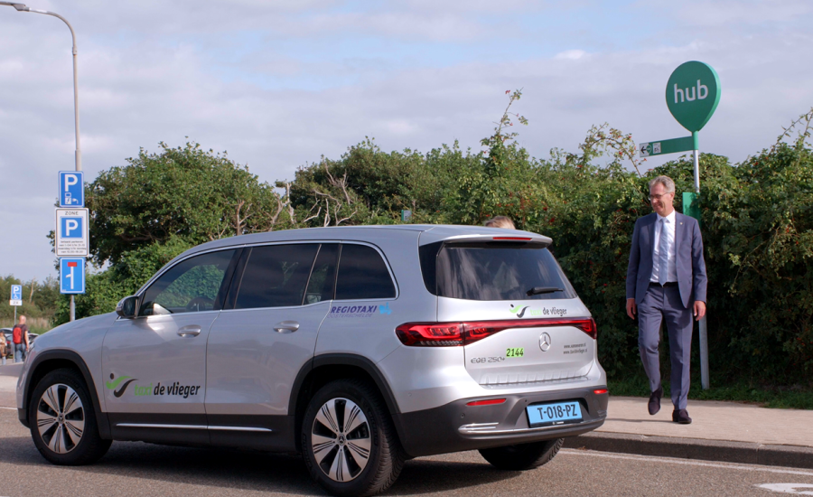 Gedeputeerde Harry van der Maas en wethouder Ankie Smit stappen in de flextaxi