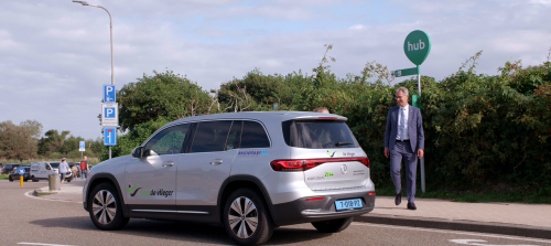 Gedeputeerde Harry van der Maas en wethouder Ankie Smit stappen in de flextaxi