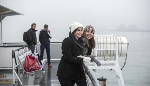 Reizigers aan boord van de Westerschelde Ferry