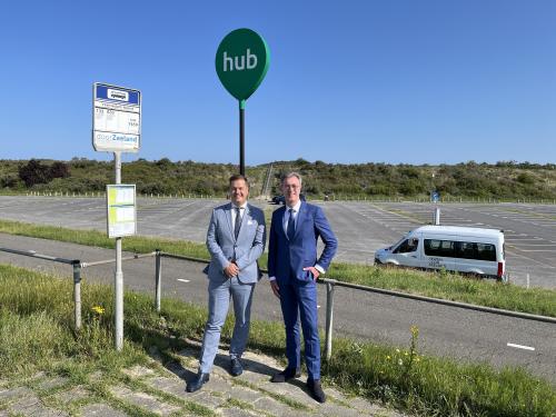 gedeputeerde_van_der_maas_en_wethouder_van_belzen_bij_een_hub_in_noord-beveland
