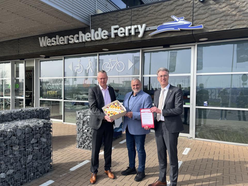 Gedeputeerde Van der Maas feliciteert de directie van de Westerschelde Ferry met het goede resultaat bij de ov klantenbarometer 2024